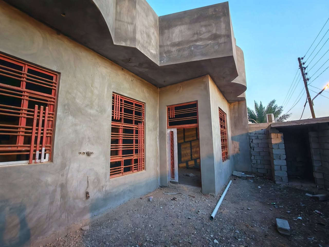 #للبيع دار سكن طابو صرف مطلوب للإسكان 

#الموقع بلور مقابل جامع الشيخ ثاير داخل الفروع
كل الخدمات متوفرة والتبليط هذه الايام ان شاء الله 

#المساحة ٢٤٠ متر
الواجهة ١٢
النزال ٢٠

#المحتويات البيت طابقين
٣ غرف نوم طابق ارضي وغرفتين نوم طابق ثاني
وباقي المحتويات هول إستقبال كلدور مطبخ وصحيات داخل وخارج
البيت بي نواقص منها أرضية وتقفيل ماء وكهرباء
والصور موضحة كلشي
#ملاحظة البيت مطلوب للأسكان ٤٢ مليون تتحول عليك بقسط شهري ٢٢٠ الف
وسعر البيع المطلوب مقدمة ٥٣ مليون
 #للتواصل مع الرقم
***********
