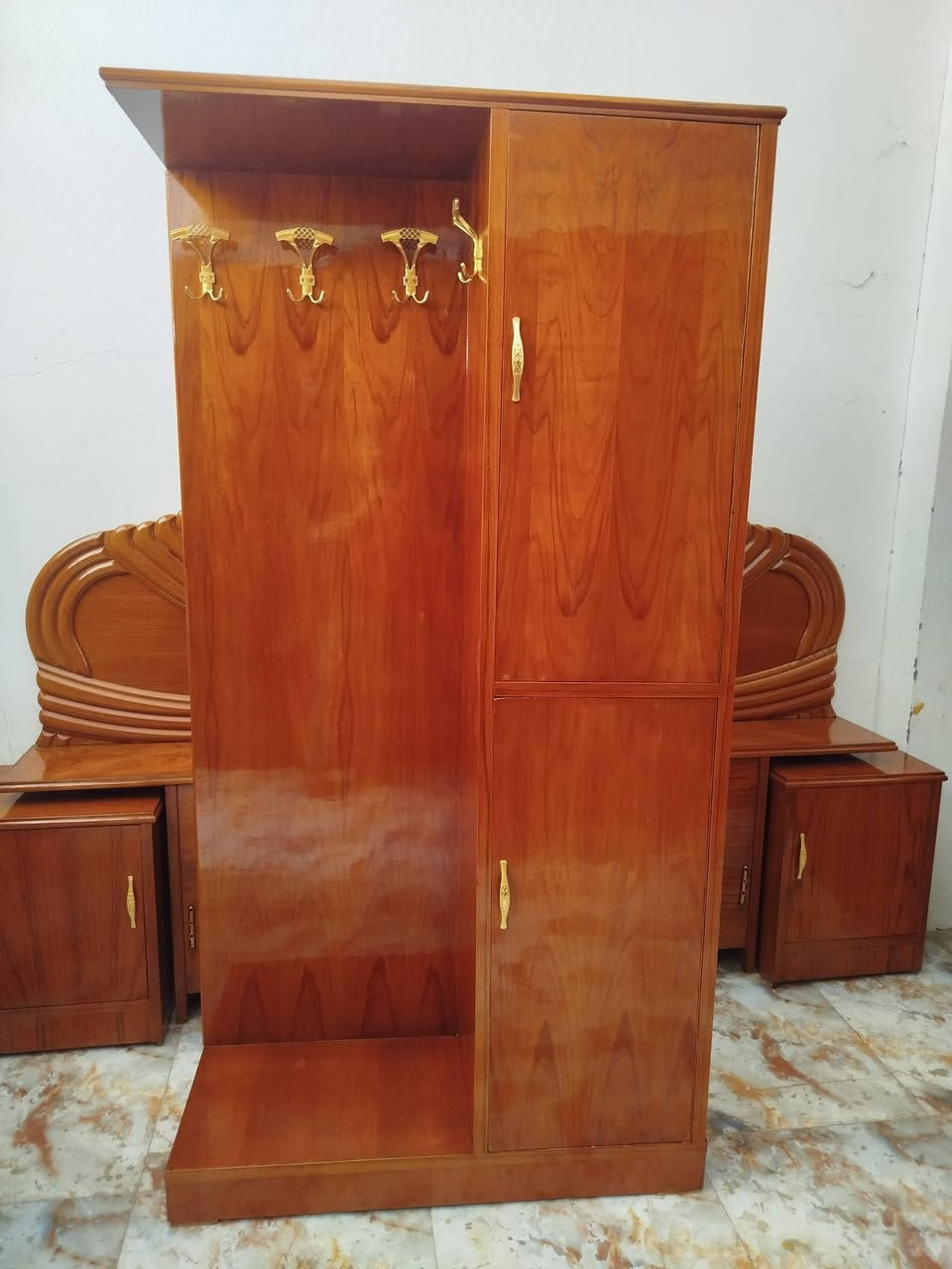 غرفه أم خمسة طابقين تزكام
ضهر جرجوبه شد براغي 
للبيع سعر 900 وبي مجال 
العنوان العزه القديمة 
***********
