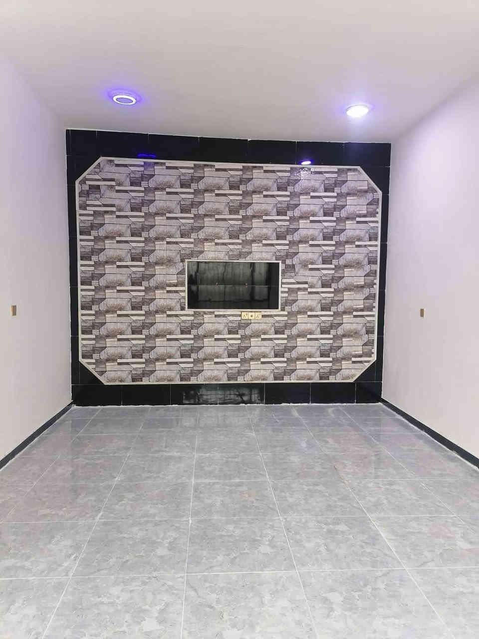 على بركه الله يوجد بيت ركن 200 m للبيع ومراوس في عرصه غرفتين نوم وصاله مطبخ حار وبارد مجموعة صحيات داخليه وخارجيه بيت جديد ستوه كمل بناء درجه اولى حي اور الثانيه ركن مقابيله حديقه   الفرع الي يم انوار ابو المطعم        الاتصال على الرقم *********** ابو مصطفى مكلف بنشر
