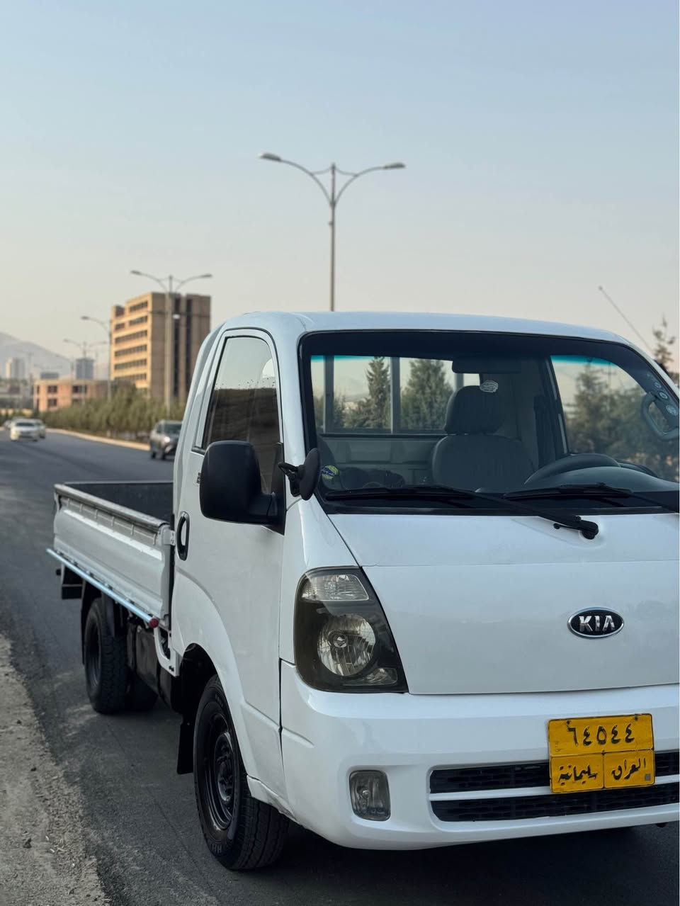 2011 
2700 
مەکینەی ٤٠٠٠ی لەسەرە 
گێڕو مەکینەی بەشەرت 
پەڵە پەڵە بۆیاخی هەیە 
زۆر بێ موشکیلە و جاهیزە سەیارەکە 
٦ تایەی تازەی لەسەرە 
*********** السليمانية, العراق

