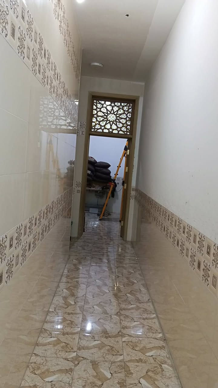 سلام عليكم بيت للبيع طابقين الطابق الول. كامل. علا اخر حبايه والطابق الثاني عوزه شي بصيط طابو زراعي بيت موقع حلو كلش. البيت مساحته 114 متر. مقابل محطه العرفان. يبعد عن شارع العام 500 متر يبعد عن التبليط 10 متار الستفسار ***********
