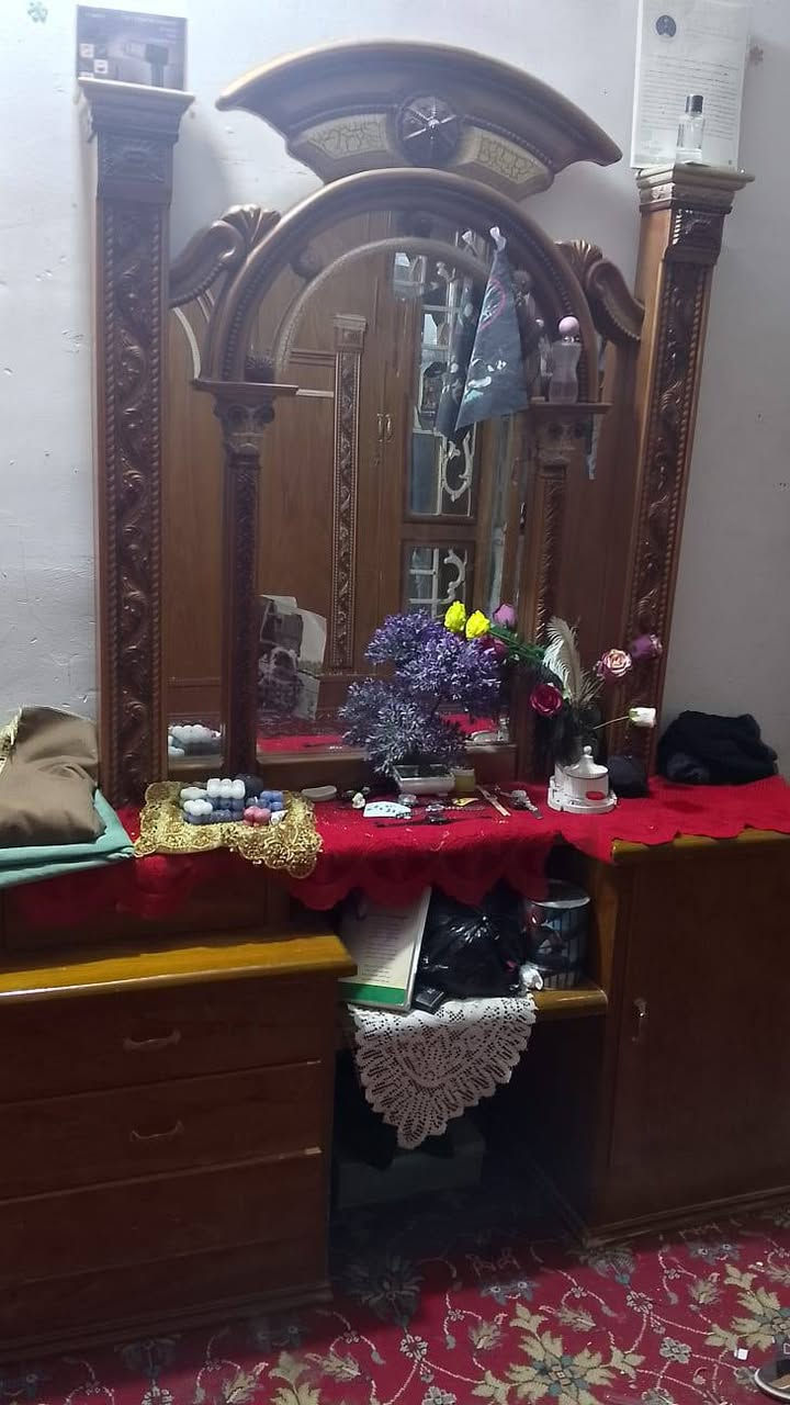 غرفة نوم كاملة شغل نجارة صاج للبيع بحالة ممتازة
​التفاصيل:
​مكونات الغرفة: * كنتور 6 باب بتصميم كلاسيكي مميز مع مرايا جانبية.
​سرير  مع تاج مرتفع وتصميم فخم.
​ميز تواليت (تسريحة) مع مرآة كبيرة ومجرات للتخزين.
​كومديات جانبية عدد 2.
​الحالة: الغرفة نظيفة  الخشب متين والشغل مرتب مثل ما موضح بالصور.
​السعر: 900 ألف دينار 

​النقل والفك والتركيب على المشتري
للتواصل ***********
##أثاث_مستعمل #غرفة_نوم_للبيع
