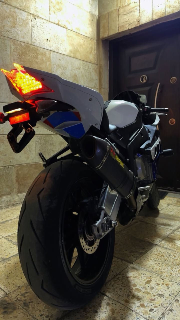 السلام عليكم    
Bmw S1000RR 
موديل 2012 
دخول جديد ماشية 50,000KM 
النظافة شوفة عينك 100% الدراجة مناقصها شي خير من الله 
بدون رقم 
كفالة كير مكينة
 
السعر  8,800$ يعني 88 ورقة
 
*********** 

عل فيس قليل متواجد 
شراي بيك خير وتدلل
