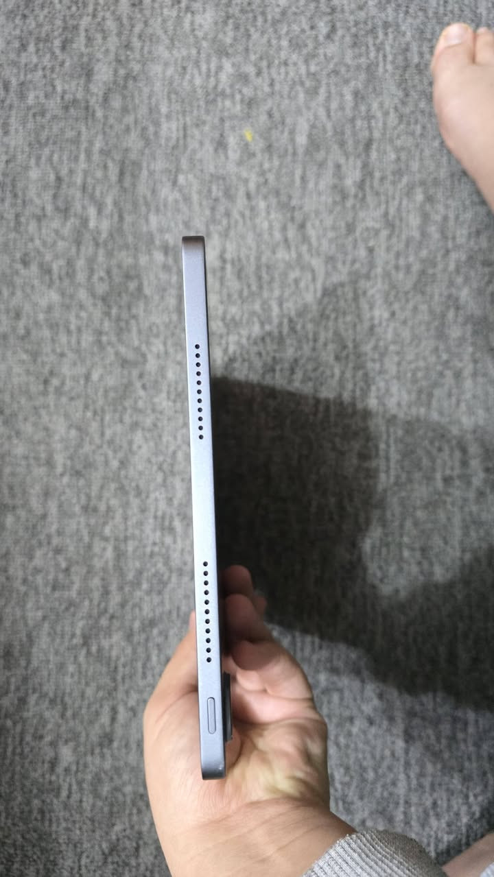 سلام اعليكم عندي ايباد هواوي ميت باد اس اي ايباد راقي ونضيف زلغ واحد مابي
مواصفته:
الشاشة جبيرة وواضحة 11 بوصة (FHD)، ألوانها تجنن ومريحة
للعين، تفيد حيل للمسلسلات واليوتيوب

الصوت بي 4 سماعات ستيريو، صوت عالي ونقي يعيشك جو
الأفلام.

البطارية عملاقة 7700 مللي أمبير، يعني تشحنها وتنسى، وتدعم
شحن سريع.

الجسم تصميم معدني قوي ونحيف، مو بلاستيك، يعني يتحمل
وشكله فخم.

النظام سريع وسلس جداً، وتكدر تنزل كل البرامج اللي تحتاجها من
متجر هواوي أو GBox.
بس عندي الشاحنه مثلوم السن مالته مثل ماموضح بالصورة بس هذا ميأثر على الشحن تشحن عادي وكأنه كلشي مابيهه
الجهاز مامبدل اي شيء بي ومامصلحه وكلشيء مابي مستعمله استعمال قليل
السعر:170الف وبي مجال للشراي واذا تحب تتواصل وياي هذا رقمي
***********
مكاني نجف
