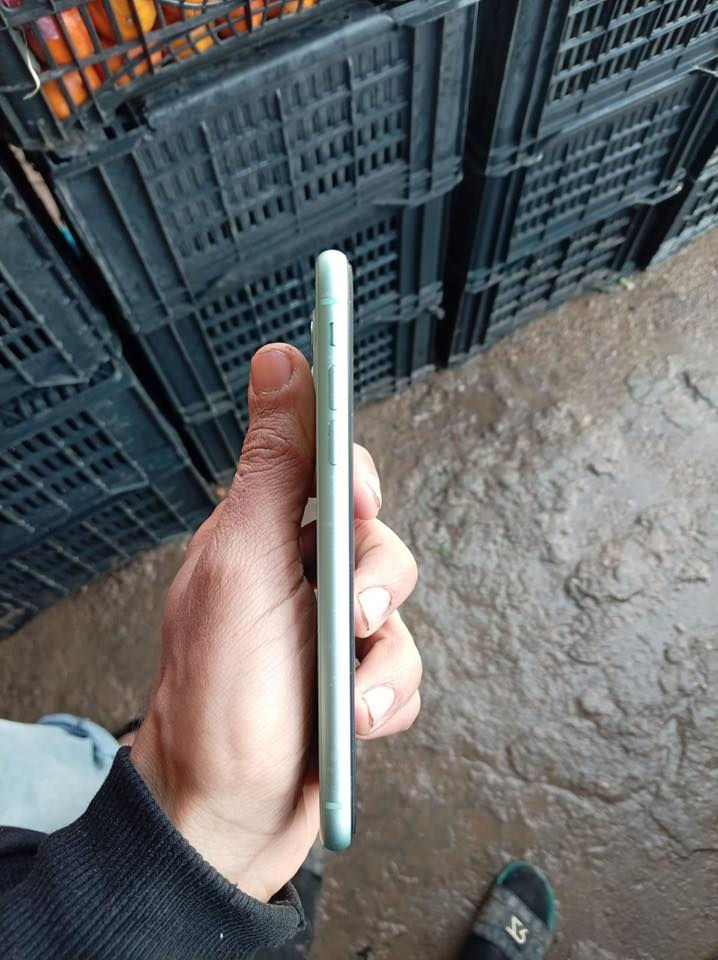 السلام عليكم ايفون 11 عادي نضافه 90/100 مبدل بطاريه فقط السعر 250  رقم ***********
