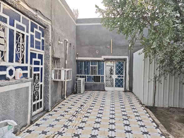 ✨دار للإيجار✨
♦️المساحة 300 متر ♦️ 

🟢 يحتوي على 3 غرف،واستقبال، وكلدور ،ومجمع صحيات داخلية وخارجية وحديقة ،

🔵 موقع مميز : الحلة نادر الثانية قرب الشارع الرئيسي 
امام الدار حديقة كبيرة وشارع عريض 15 متر 

🟡 يصلح روضة ، مكتب ، شركة ، معهد ، سكني 

🟤 للإستفسار الإتصال على الرقم:
***********
