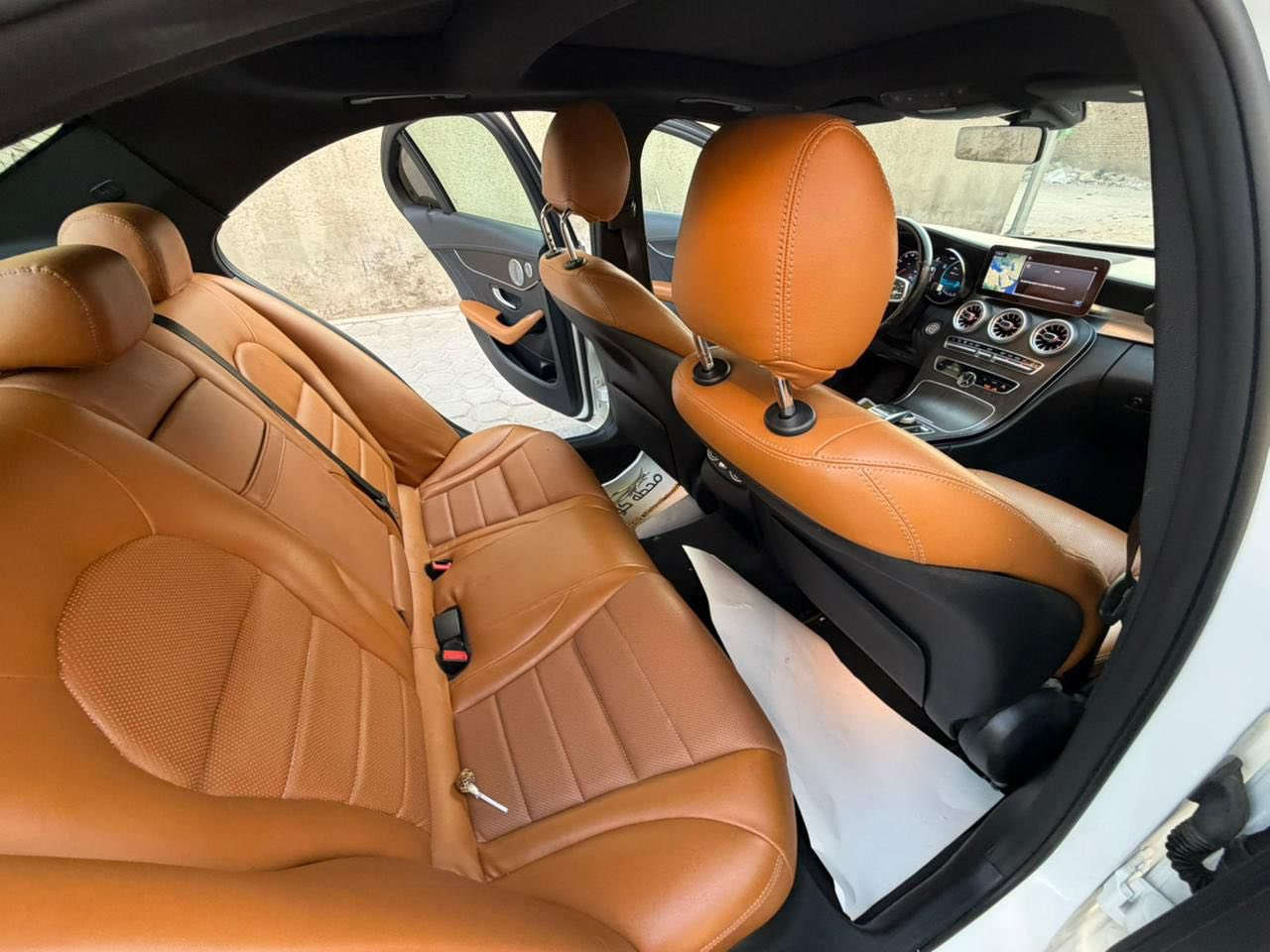 للبيع فقط مرسيدس C300 2021 وارد امريكي
السيارة فول مواصفات فورمتك 1ع1 وجاهزه 
لون ابيض  ماشيه 85الف رقم بغداد تحويل ثاني يوم حادث كما موضح بل الصور  
السعر 22الف دولار 220ورقه وبيه مجال
العنوان / بغداد الدوره 
 للاتصال ***********
