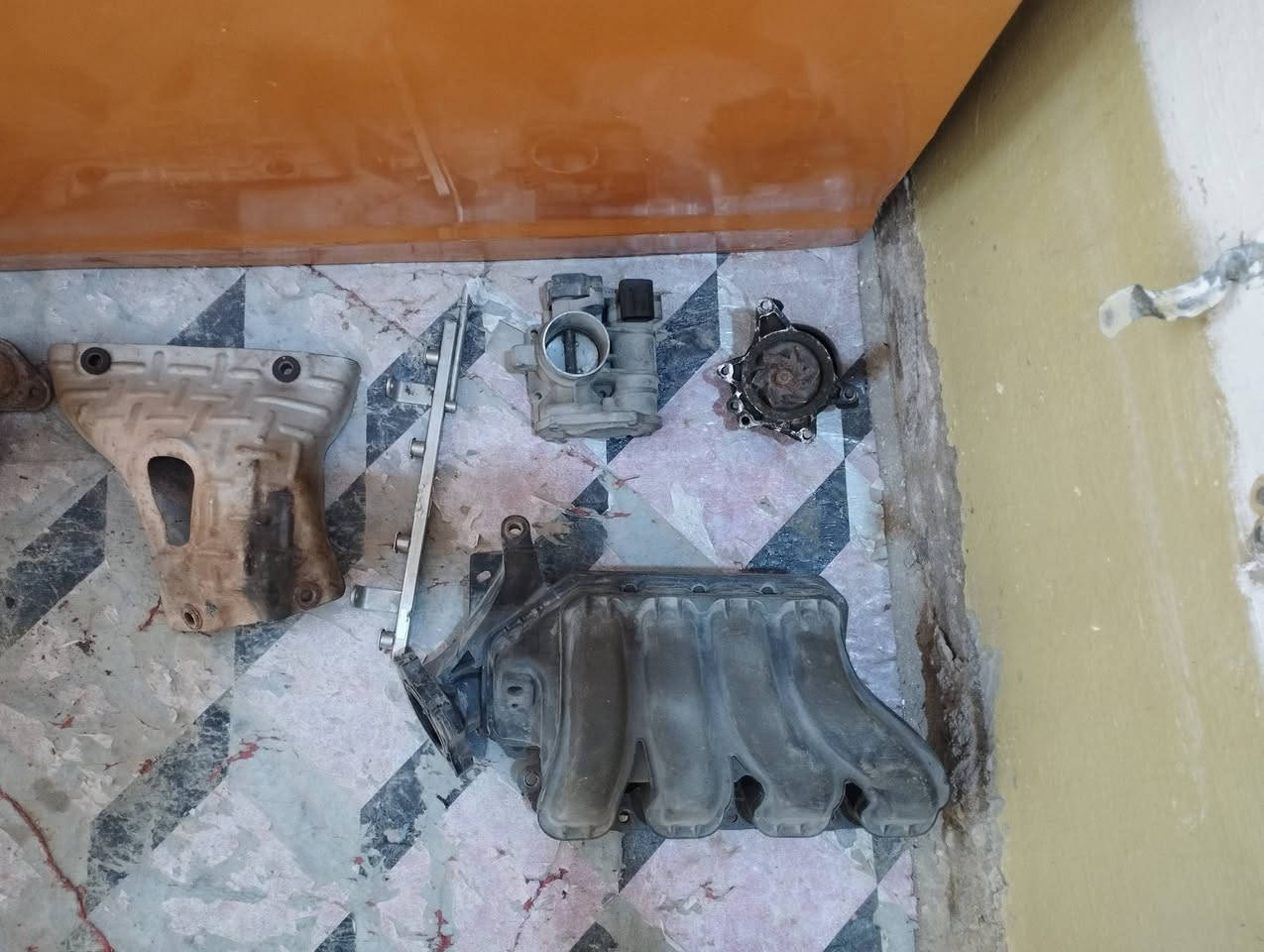 السلام عليكم ورحمه الله وبركاته رمضان مبارك عليكم أن شاء الله غراض جيلي موبل للبيع 
اخوان غراض جيلي موبل للبيع 
باب سايق مع القفل وماطور الجام 50
دكشن حار 65
بخاخات تخم ب35
جويتر 45 
للاستفسار الاتصال على الرقم ***********
او مراسلة الصفحة
