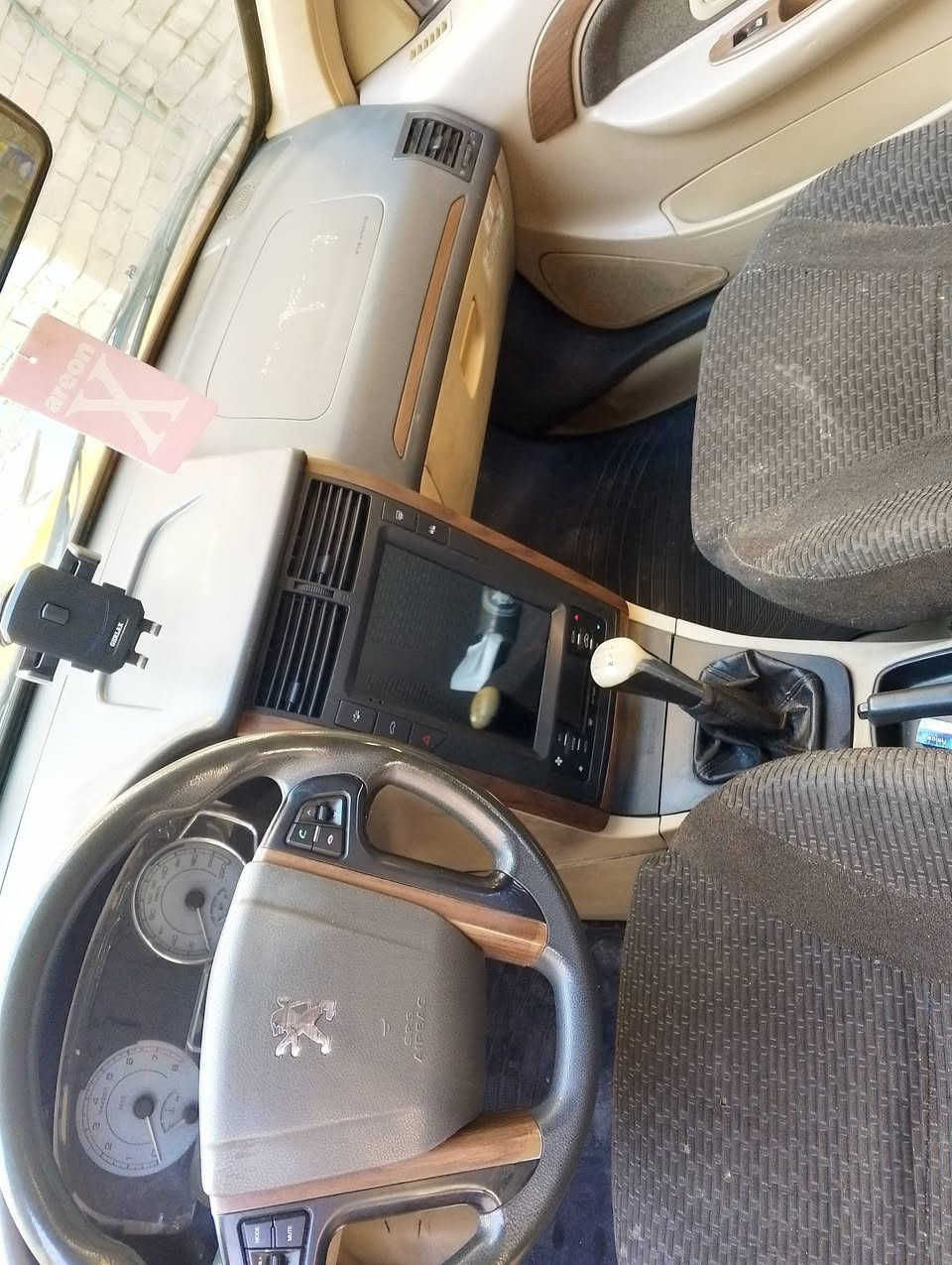 سلام عليكم سياره بيجو بارص موديل 2018 باب سيايق غير لون فاتح لونه بيه منضومه غاز جديده وبيه ضمان وشاشه جديده كير ومحرك مكفول عليه قسط شركه قطع ماستر  عارضه 46وبيه مجال للشراي ***********
