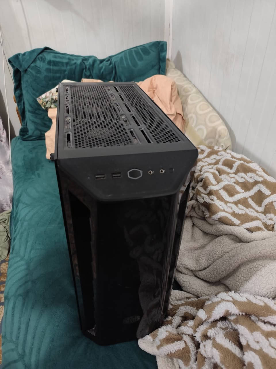 السلام عليكم كيس للبيع
r5 3600x
rtx 2060 super
mag b550 m bazooka
ram 16 3200
1t m.2
1t hhd
كيس اسود RGP

شاشة 120 hzs 24inc
السعر 600 
*********** واتس
