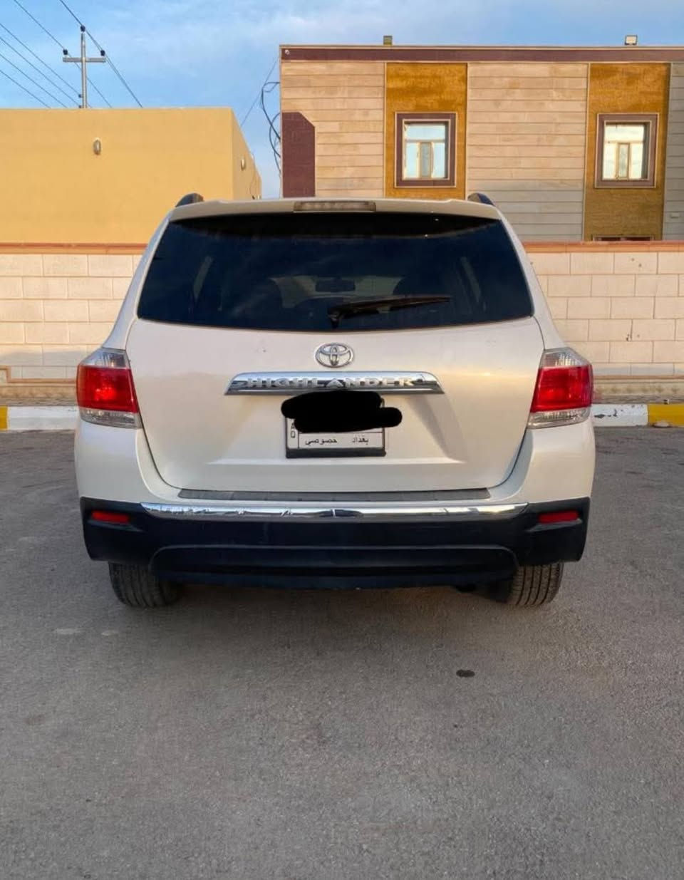 (بسم الله الرحمن الرحيم)  هايلندر 2011 رقم بغداد بأسمي  محرك 3500 V6  تو ويل ماشية 147ميل لون أبيض صدفي محرك كير بلاد  لارواجز لاتنقيص وما مفتوح سيرفس بشركة المبدع وكيل تويوتا بالفلوجة يعني تبديل الدهن والصيانة كله عدهم والوصولات عندي دهن الكير مبدل أيضا       غرفته نظيفة مثل ما موضح بالصور   لايت زنون أصفر ناصي عالي    السيارة مال جناي يعني ما مخلي بيه اي نقص   مواصفات فتحة سقف  كشن كهرباء   شاشة تدفئة كشنات تبريد ثلاث  قطع السيارة ما تحتاج اي شي لا صدر  لا بريك  وطخم تايرات جديد    السيارة مبدل جاملغ جهة الراكب والبنيد مصبوغ فقط مابيه دواخل     السعر 190 مكان /الانبار /القائم   للأستفسار ***********
