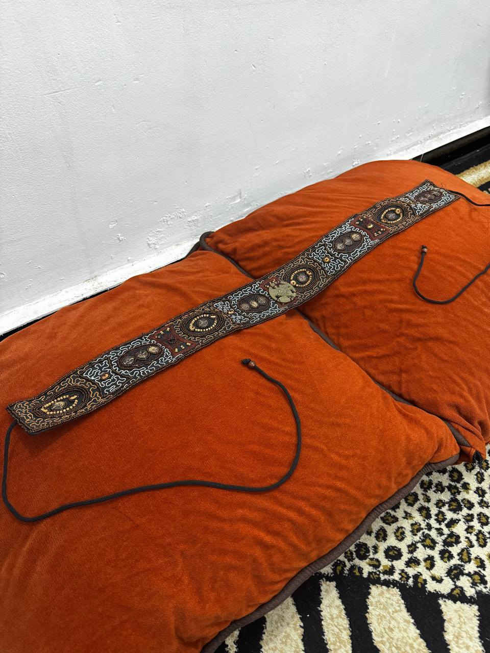 حزام انتيك  فلكلور كلة عمل يدوي تطريز  وحياكة والوردة البنص نحاس 
طولة متر ونص تقريباً عرض 3اصابع. *********** بغداد
