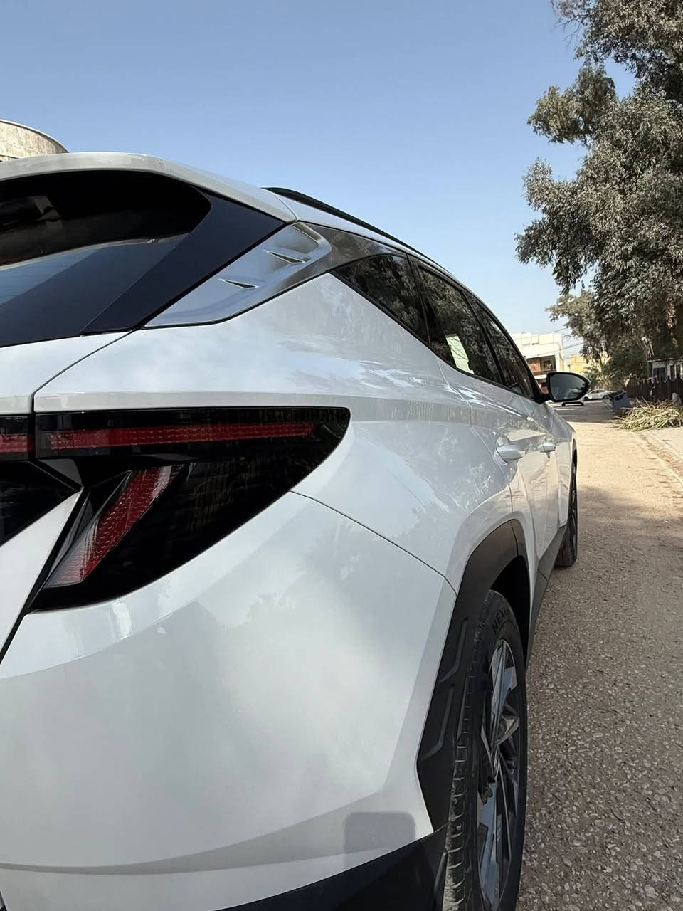 السلام عليكم توكسان للبيع او مراوس بيكم او سورنتو كفالة عامة بيه شوية بارد مكفولة من الصبغ والفتح سيارة جديدة تخم تاير جديد كله على وضع الشركة موديل ٢٢ رقم بغداد انكليزي لاستفار الاتصال *********** اتصل وتدلل
