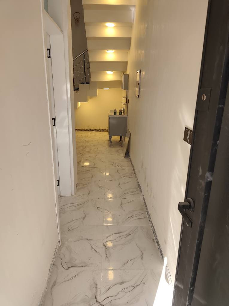 السلام عليكم دارين للبيع طابو زراعي سند 25 كل دار المساحه 107 يحتوي الدار علئ 4 غرف �صاله استقبال مطبخ مجمع صحيات خدمات كامله مي كهرباء مجاري تبليط الموقع بعقوبه المركز مقابيل الديري للستفسار /***********
