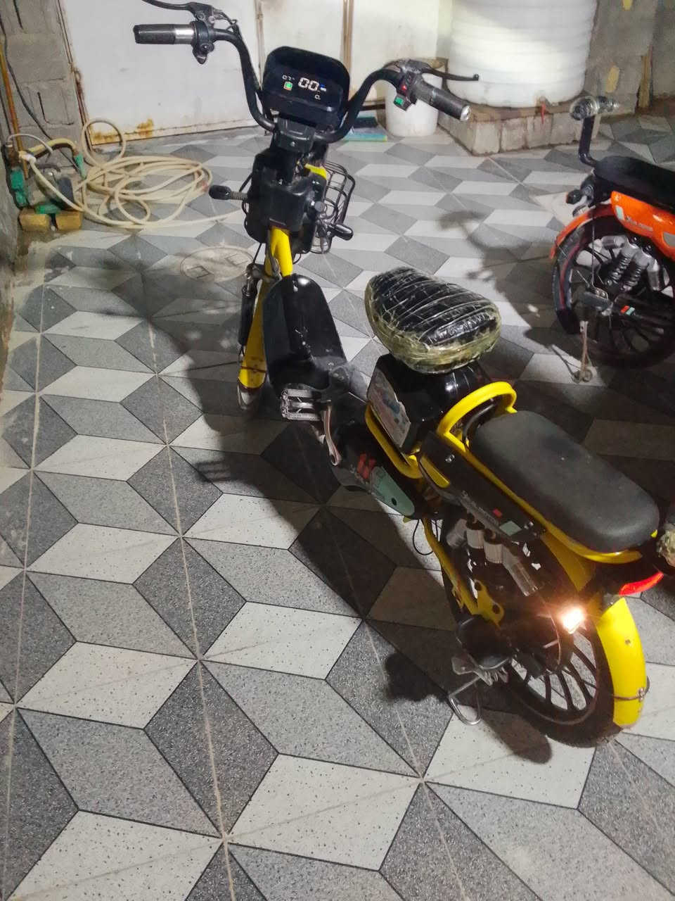 السلام عليكم بايسكل شحن للبيع حجم 20اربع سرع بطاريات جديده مكان كربلاء طريق النجف السعر300 وبي مجال  الرقم ***********
