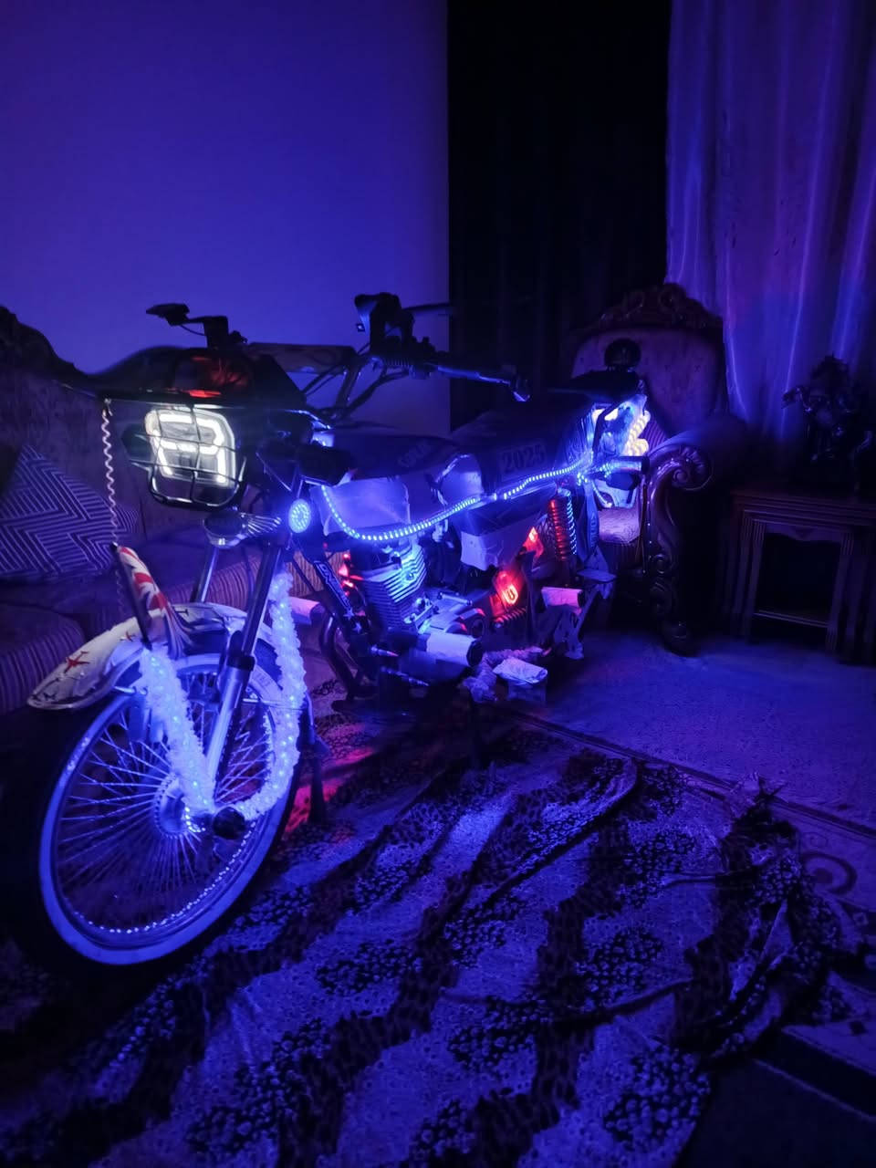 يالله
وينهم ليدورون شي مميز وانتيكا 
دراجه سونك تايكر ٥ كير موديل ٢٥ 
نضافه فوول ومجمبزه ومزوده ع حسب الاصول 
بيهة تزويدات هواي وبيهة دسك خلفي تزويد وحده ب ١٠٠ الف ينباع 
ماشيه ٢٧٠٠ 
دراجه قفلهة مليون  او مراوس شعندك نزل 
موقع رمادي ٥ كيلو 
رقمي  واتساب فقط ***********
