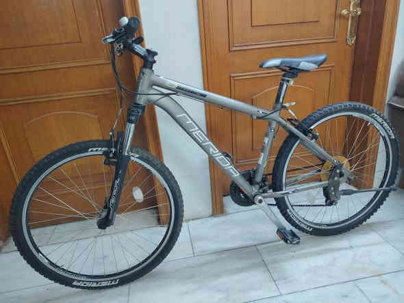 دراجة Merida MTB للبيع
الموديل: Merida Matts 10
النوع: جبلية (Mountain Bike)

المواصفات العامة
هيكل (Frame): ألمنيوم قوي وخفيف الوزن

المقاس: مقاس متوسط – مناسب لمعظم الأطوال

النظام: 21 سرعة

المغيّرات (Shifters): Shimano

الديراتور: Shimano

الفرامل: فرامل جنط (V-Brake) أمامية وخلفية

الشوكة الأمامية: نظام تعليق أمامي (Front Suspension) لتخفيف الصدمات

الإطارات: Merida مقاس 26 إنش

الجنطات: ألمنيوم خفيف

الكرينك: ثلاثي

الكراسي والمقود: قياسي بحالة جيدة

البدالات: بلاستيك مقوّى

الحالة
الدراجة بحالة جيدة

الإطارات بحالة ممتازة

مناسبة للطرق الوعرة والمدينة

السعر : 250 الف 🔥
شارع فلسطين خلف بانزين خانة المهندسين ***********
