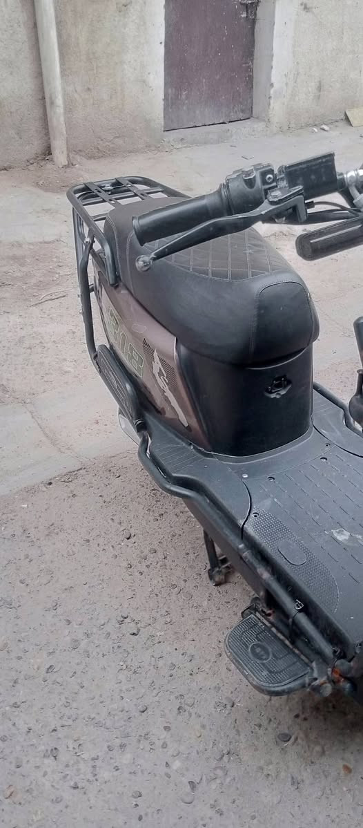 السلام عليكم للبيع دراجه شحن نوع 318 دراجه نضيفه مابيها نقص مواصفاتها 6بطاريات الكبار لايت زنون عالي ناصي هورن اشاير يمنه يسره ورباعي بصمه تفتح وتقفل وتشغيل عن بعد بيها درع تحمي الكفرات وجوزه قاطع دوره مكاني بغداد جديده سعر 550 وبيها مجال قليل ***********
