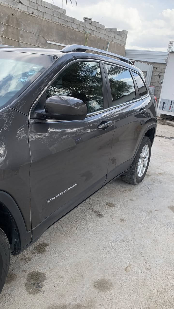 جيب بزون شيروكي 2017 مواصفات لاتيوتد 🚀🚀
مال بيت 🏠 
محرك 6 سلندر 3200
كير + محرك مكفولات
حادثها موضح ب صور + رقم شاصي 
ايرباكات سليمة كلها
ماشية 123 الف ميل
سيارة بوضعية جيدة جداً 
حدادية  جيدة
تبريد + تدفئة 100‎%‎
تدفئة كشنات 
تدفئة ستيرن
هيترات مري جانبية
تبريد ثلاجة قطعتين امامي خلفي
شاشة حجم كبير بلادية مال جيب
+تحكمات داخلية + اوامر التبريد
سماعات عدد 6 مع الدمام البلادي
سايد بريك بصمة
تشغيل عن بعد 
عدسات LED نهارية + لايتات LED
كامرة خلفية 
غرفة داخلية نظيفة جداً 
تايرات جديد
باتري جديد
سنوية باسمي 
رقم اربيل جديد + هزة جديد
سيارة مناقصها اي شي الفضل لله تشغل وتطلع
السعر 126 بي مجال
بغداد الدورة
***********
