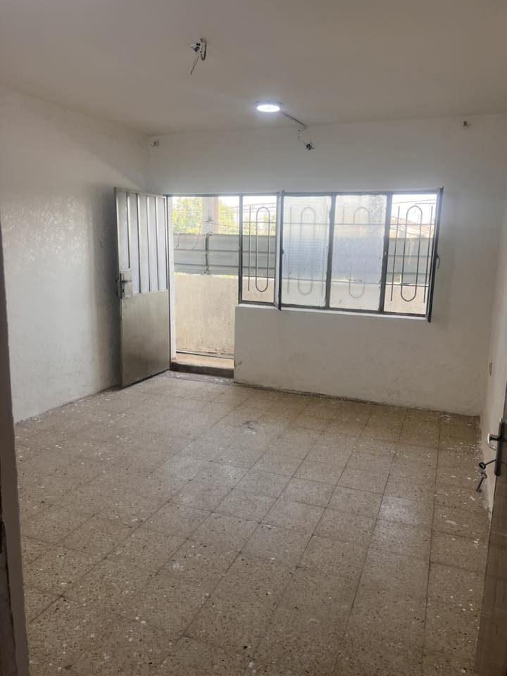 السلام عليكم ، بيت طابق ثاني للايجار حي الاعلام محلة 831 مقايل الالعاب الجديدة وملعب كرة القدم موقع ممتاز غرفتين وصالة ومطبخ منعزل وحمام ومرافق منعزل يحتوي ع بالكون عدد 2 البيت ركن البيت وجبير مرمم جديد المطبخ الحمام سيراميك وسقف ثانوي ويحتوي ع سطح كبير ونظيف مطلوب عائلة صغيرة ..الايجار 550 الف للاستفسار اكثر على رقم 
***********
علما بدون دلالية من صاحب البيت مباشر
