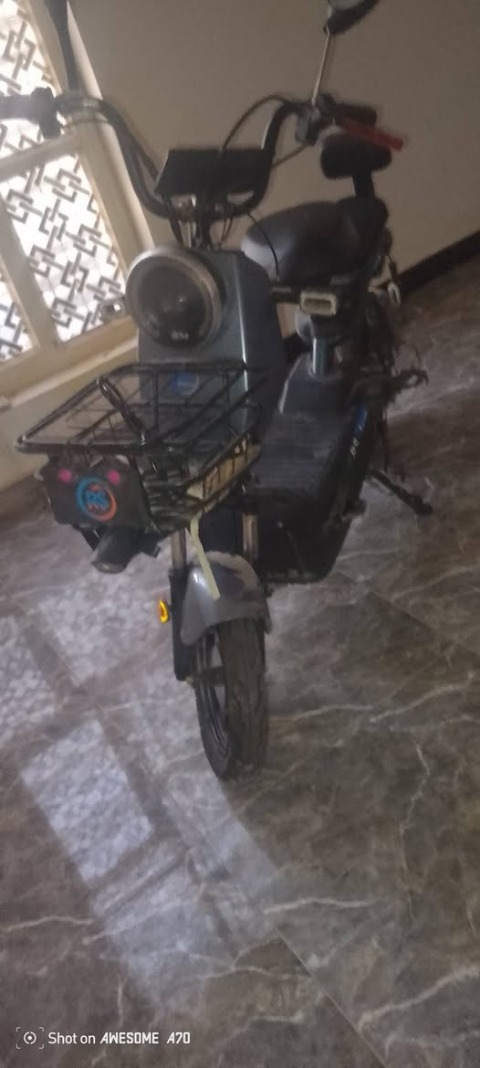 السلام عليكم تحيه طيب للجميع دراجة شحن حجم 14 موديل 2025عطلانه عوزه ملف ب25 الف المواصفات 
اربع بطاريات انضاف 
هورن
لايت علي ناصي 
تايرات انضاف 

شاشه تقره اعطال يعني شيعطل عندك تطلع بالشاشه الشاشه 
واير بيها مايع بس اشاير 3 وحده ماكو إذا اشتريت لها وحده كلهن يشتغلن السعر 150 قفل 
مكان بغداد النهروان التواصل واتساب خاص
الرقم /***********
