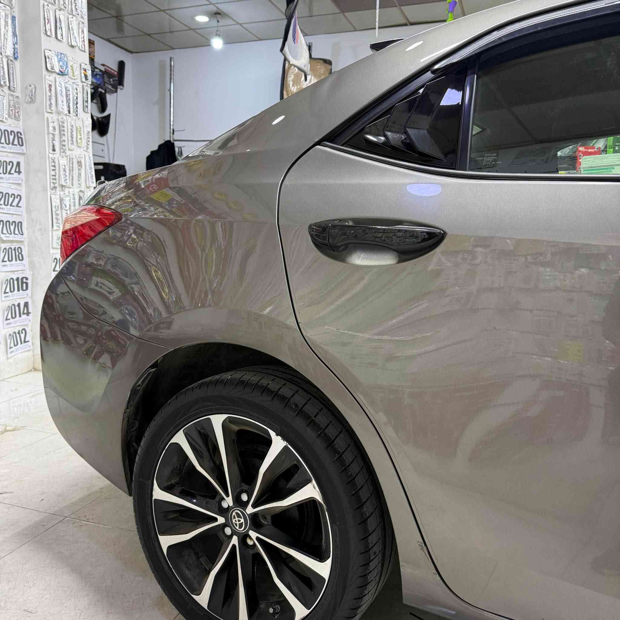 للبيع فقط .

تيوتا كوريلا موديل 2019 LE
ماشية 115 الف حقيقي
گير محرك بشرط ممفتوح
ارقام سنوية هزة كلة جديد بسمي
بيها صبغ بابين طرف سكن و جامرلغ 
بدون دواخل بدون ارباك .
مكان سيارة كركوك سعر 138 ورقة .

*********** 📞
***********📞

كورك بيها واتساب. أربيل, العراق
