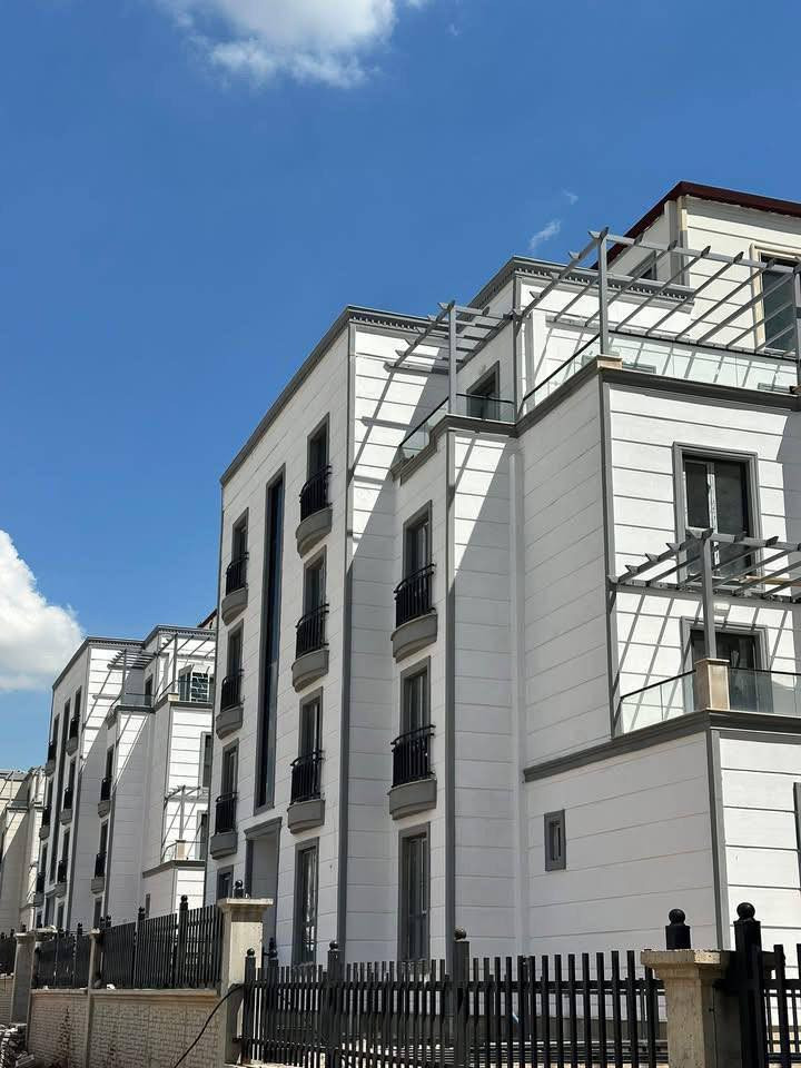 Apartment Villa

فرصتك تملك بأسلوب مختلف تماماً!
شقق بتصميم فيلا من الخارج ✨

🔹 نظام دفع: نقد أو أقساط
🔹 أقساط طويلة الأمد وبشروط مريحة
🔹 طابق أرضي مع حديقة خاصة 🌿
🔹 كل طابق بمواصفات وتصاميم مختلفة تناسب ذوقك
🔹 جودة وتشطيب يفرق عن الباقي

سكن راقي + راحة بالدفع = اختيار ذكي 👍

للتواصل مع المبيعات 

رقم الاتصال او واتساب
***********
***********
