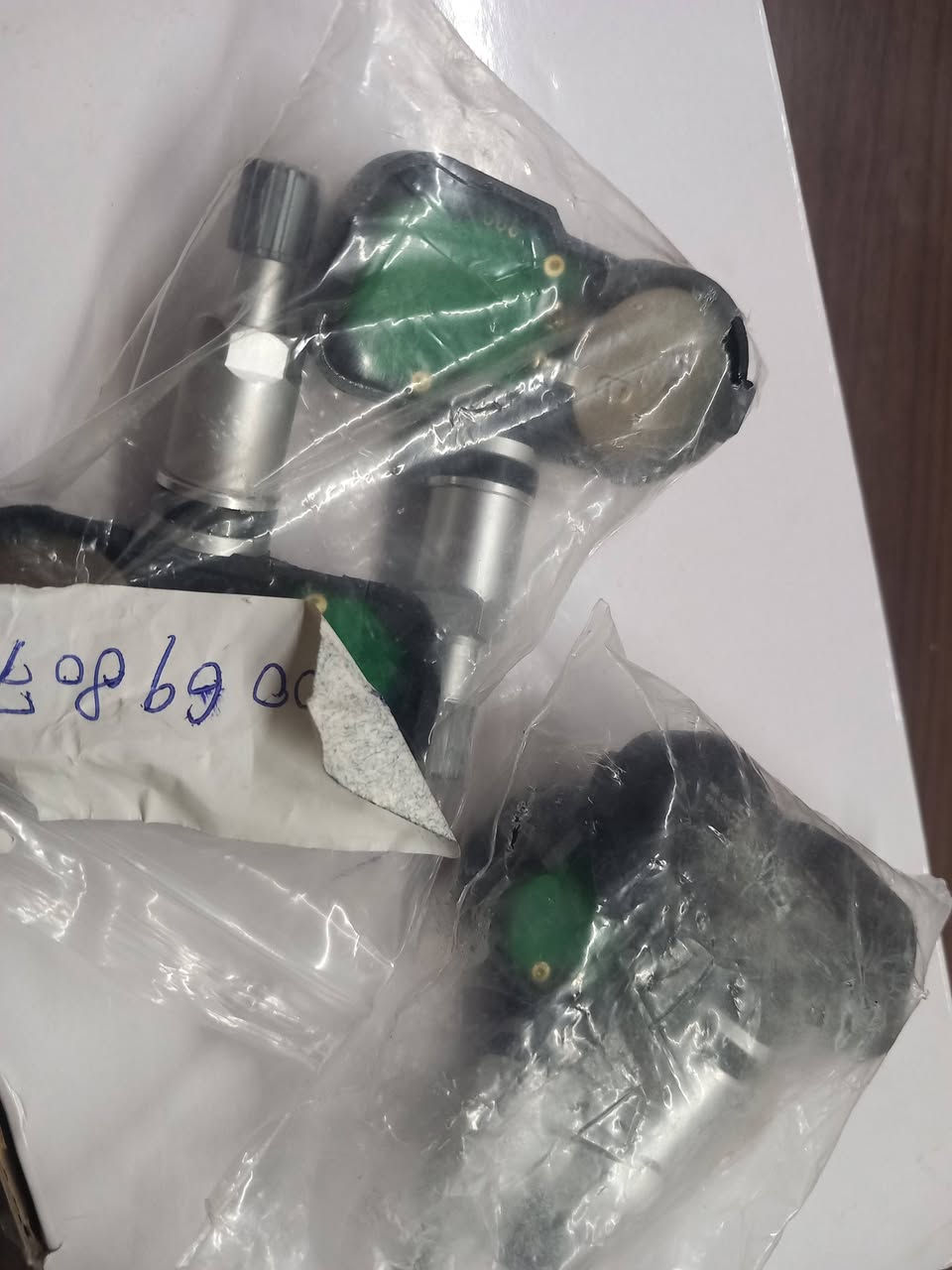 السلام عليكم حساسات تايرات تويوتا .لاندكروز لكزز الي يفيدنا سعرهن ٣٥ الف للتواصل ***********
