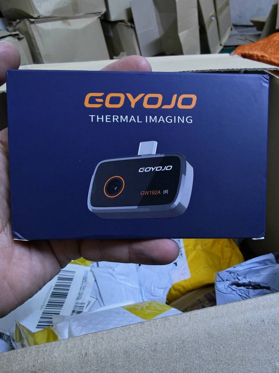 تُظهر الصورة التي قدمتها كاميرا التصوير الحراري GOYOJO GW192A IR، وهي جهاز مدمج مصمم لتحويل الهواتف الذكية إلى أدوات تشخيص حرارية قوية.
أبرز مواصفات ومميزات GOYOJO GW192A:

دقة التصوير: تتميز بدقة إرسال بالأشعة تحت الحمراء تبلغ 192×192 بكسل، مع مستشعر حراري بحجم بكسل يبلغ 12 ميكرومتر لتوفير تفاصيل واضحة.

مدى درجات الحرارة: يمكن للكاميرا اكتشاف درجات الحرارة في نطاق واسع يتراوح من -20 درجة مئوية إلى 400 درجة مئوية (-4 فهرنهايت إلى 752 فهرنهايت).

التوافق: تتوفر إصدارات متوافقة مع هواتف Android عبر منفذ USB-C، وإصدارات أخرى لهواتف iPhone.

الاستخدامات: تُعد مثالية للكشف عن الأعطال الكهربائية، وتسربات السباكة، وفحص أنظمة التكييف (HVAC)، وصيانة السيارات، وحتى الرؤية الليلية في الهواء الطلق.

التصميم: جهاز صغير الحجم جداً (حوالي 1.77 × 0.43 × 1.34 بوصة)، مما يجعله سهل الحمل والاستخدام في الأماكن الضيقة أو أثناء التنقل. 

يم أعلى سعر وبالعافية


**إذا كنت صاحب هذا الإعلان وتريد حذفه لأي سبب، رجاءا أرسل رسالة إلى الدعم الفني**