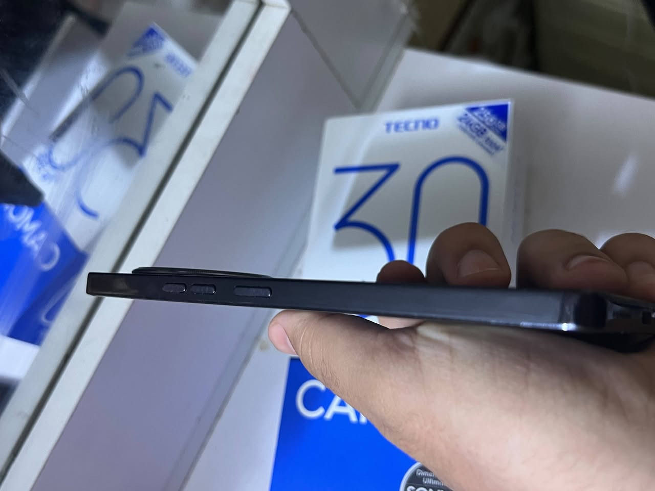 تكنو كامون 30 برو 5 جي
الجهاز كلشي مابيه وكامل ملحقاته وما داخل تصليح ابدا شحن 70 واط واستخدام شخصي سعره 325 وبيه مجال عنوان البصرة حي الاحرار مقابل دور النفط واتساب ***********
مواصفاته :
المعالج: ميديا تيك Dimensity 8200 Ultimate بتكنولوجيا 4 نانومتر (أداء طيارة بالألعاب وسلس جداً وما يحمى).
​الشاشة: AMOLED بحجم 6.78 بوصة، بدقة FHD+، وبتردد 144Hz (سلاسة خيالية بالتصفح واللعب والألوان تجنن).
​الكاميرا الخلفية: ثلاثية، الأساسية بدقة 50 ميجابكسل بمستشعر سوني القوي (Sony IMX890) وتدعم المثبت البصري OIS (تصوير ثبات عالي وفيديو بدقة 4K).
​الكاميرا الأمامية (السيلفي): بدقة 50 ميجابكسل مع فلاش أمامي وتصوير 4K (من أقوى كاميرات السيلفي بهيج فئة).
​البطارية: بسعة 5000 مللي أمبير (تطوّل وياك يوم كامل براحتها).
​سرعة الشحن: يدعم الشحن السريع جداً بقدرة 70 واط (يشحن الجهاز بالكامل بقرابة 45 دقيقة فقط).
​النظام: أندرويد 14 مع واجهة تكنو الخفيفة HiOS 14.
​المميزات الإضافية: سماعات ستيريو مزدوجة صوتها عالي ونقي (دعم Dolby Atmos)، ويدعم شبكات الجيل الخامس 5G.
الذاكرة الداخلية: 256 جيجابايت.
​الرام (الذاكرة العشوائية): 12 جيجا رام أساسي + 6 جيجا رام إضافي (Turbo RAM) المجموع 18 جيجا رام لأقوى أداء وسلاسة بالتنقل بين التطبيقات.
