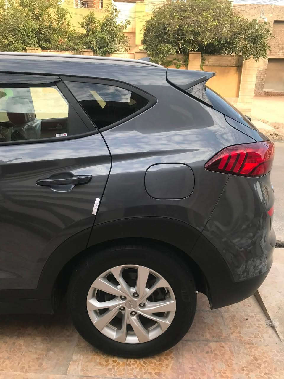 هونداي توكسن
2021
ماشية 40 الف 
 محرك 2000
ضررها جاملغ السايق فقط كلش بسيط تعديل بارد 
بدون أيرباك 
بدون دواخل
بصمة
كشنات تدفئة 
كشن كهرب 
هندبريك بصمة كهربائي
أوتو هولد 
رادارامامي 
نقط عمياء 
تدعم نظام الدفع الرباعي
***********
