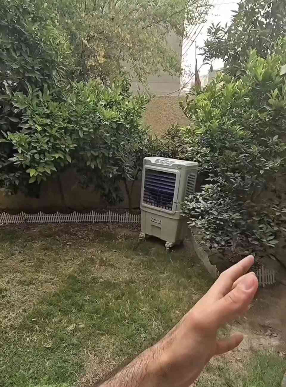 بيت بخارطة بناء جدا مميزة يحتوى على شقة داخله للبيع❗️❗️
.
الموقع: الدولعي الجديدة ( مقابل منطقة الجكوك مو جهة الحرية ) 

بسعر مناسب 

خلف الشارع العام (المكمل لشارع الحسابات)
يعني بظهر الشارع مباشرة 

مساحة الارض 200 متر سند مستقل
مساحة البناء كلش كبيرة طابقين تطلع  تقريبا 300 متر كونكريت مسلح 

البيت عبارة عن بيت وشقة 
الشقة بيها مدخلين من الكراج درج خارجي او من داخل البيت 

مجموع عدد غرف النوم 5 مساحتهم كبيرة اصغر وحدة بيهن 4x4 والباقيات كلهن 4x5 و4x6 ووحدة منهن 4x7 

يحتوي 4 تواليتات وحمامين ومطبخين 
حديقة كبيرة مساحتها 5x5 تقرييا 
كراج كبير 4x8 
ممر جانبي من الكراج الى باب المطبخ بحيث البيت ما ملتصق بالجيران (للخصوصية وعزل اكثر) 

منضومة الكهرباء مصنعه خصيصا للبيت 3 فيز نظام ريليات بورد تحويل ومنضومة حماية لكل البيت 
حتى كيبل كهرباء جاهز للمولد الداخلية الكبيرة ال 3 فيز 
وكيبل اخر للمولدة الداخلية الصغيرة 

منضومة كاميرات مراقبة 

تانكيات وسخانات عدد 2 منفصلة للشقة وحد وللبيت وحد 

جدا يناسب الي عنده عائلة كبيرة او عائلتين مثلا هو وابنه او هو واخوه 

البيت والشقة جاهزات من كلشي كبل تكعد بيه (مؤثثات بالكامل ينباعن هنة وإثاثهن) 

سبالت عدد 9 في كل غرفة دفن 
مطبخين كاملات من كلشي غرف الاستقبال والصالات غرف نوم كاملات
تجيب غراضك وتكعد مباشرة ما تحتاج تجيب وياك اي شي 

البيت باسمي شخصيا 
للتواصل:***********
