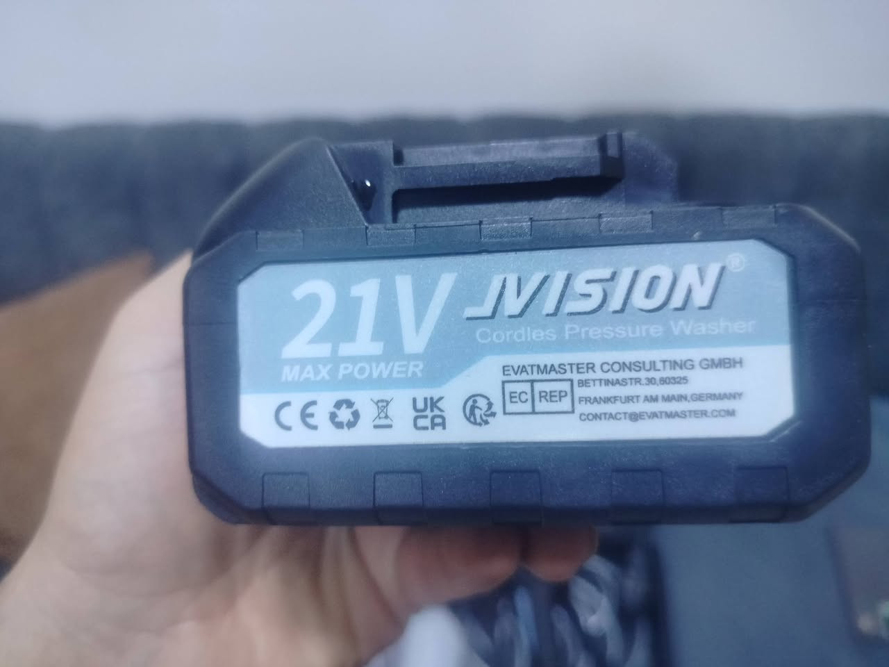 🚀 غسالة السيارات اللاسلكية الاحترافية JVISION (بقوة 21 فولت)
هل تبحث عن النظافة المثالية والراحة التامة دون تقييد بالأسلاك أو مصادر الكهرباء؟
 الجهاز المتكامل لغسيل السيارات والحدائق والممرات من الماركة المميزة JVISION (الموديل: YZ-7WM)، المصممة بأعلى معايير الجودة
🔥 أبرز ميزات الجهاز:
حرية كاملة بدون أسلاك: تعمل بنظام الشحن اللاسلكي لتأخذها معك في السيارة، في الرحلات، أو أي مكان دون الحاجة للبحث عن قابس كهربائي.
قوة أداء فائقة (21V MAX POWER): بطارية ليثيوم قوية وعالية الكفاءة بجهد 21 فولت تضمن لك ضغط ماء قوي لإزالة أصعب الأوساخ والدهون، البطارية 
متعددة الاستخدامات: مثالية لغسل السيارات، الدراجات، تنظيف السجاد، ري الحدائق، وتنظيف واجهات المنازل والمكيفات.
حقيبة متكاملة وسهلة التنقل: يأتي الطقم كاملاً داخل حقيبة بلاستيكية متينة ومقاومة للصدمات  للحفاظ على القطع وسهولة النقل والتخزين.
📦 محتويات الحقيبة (طقم كامل متكامل):
مسدس الغسيل اللاسلكي بتصميم مريح وعملي.
بطارية ليثيوم 21 فولت قوية الأداء وتدوم طويلاً.
شاحن سريع مخصص للبطارية.
خرطوم مياه مرن مزود بفلتر لتنقية المياه من الشوائب (يمكن السحب من أي دلو أو خزان مياه مباشرة).
علبة خاصة بالصابون/الرغوة (Foam Pot) لتوزيع الرغوة بشكل احترافي مثل مغاسل السيارات.
رؤوس ونوزلات متعددة لتغيير زاوية وطريقة رش الماء حسب نوع التنظيف
السعر 40000 والتوصيل موجود


**إذا كنت صاحب هذا الإعلان وتريد حذفه لأي سبب، رجاءا أرسل رسالة إلى الدعم الفني**
