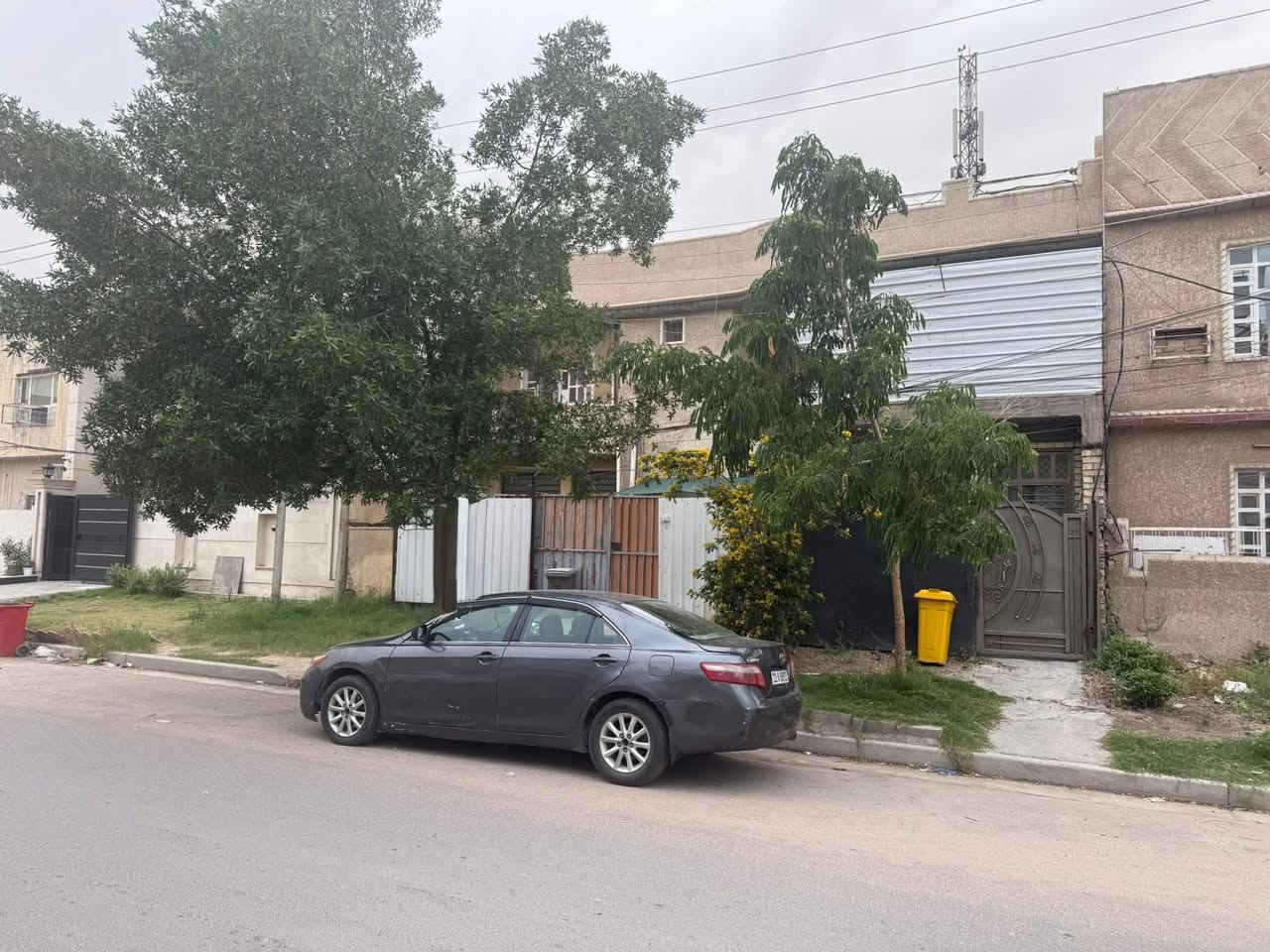 دار 200 متر للبيع مكونه من دارين واجه 13ونص ونزال 15 على شارع 20م تجاري حي الجهاد الرفاق شارع مركز النجده هاتف *********** صاحب الدار
