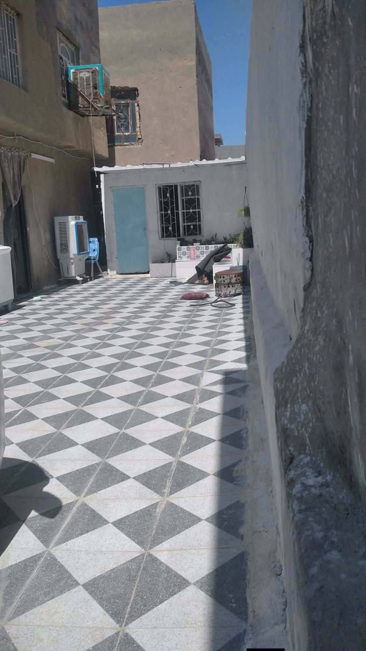 بيت للبيع  مساحته 280 متىر طابقين 3 غرف صالتين نساء ورجال مطبخ حار وبارد  في حي الاكرمين الاولى مقابيل مسجد الشاكر خلف مجمع الامين الطبي بفرع صيدلية الطف يبعد عن شارع المهندسين تقريبا 100 متر خلفه مدارس اعداديه وابتدائيه ترميم داخلي جديد  يطل ع ساحه  
 السعر ٢٠٠ وبي مجال
لاستفسار الاتصال على ***********
***********
او مراجعة مكتب شهاب العبادي للعقار 
الواقع ابي غرق حي الجواد قرب جامع المتقين
