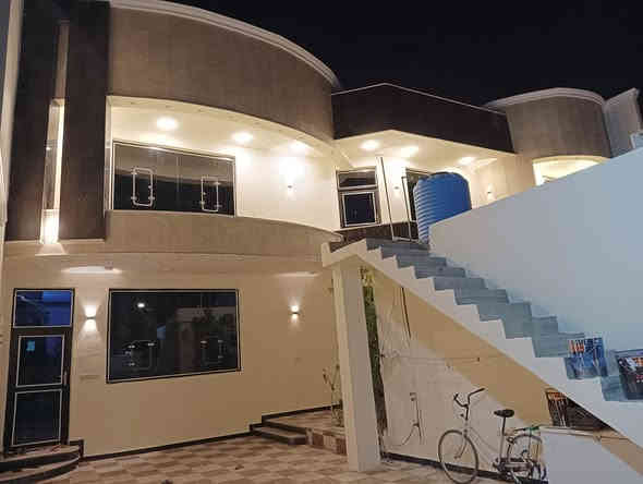 السلام عليكم.....
بيت للبيع طابو صرف بناء حديث ٢٠٢٢ بحي الامام حي الضباط الاولى سنتر بشارع الكابينات مساحته ٤٠٥م واجهه ١٨ ونزال ٢٢.٥طابقين ويحتوي على ثلاث محلات تجارية مؤجرة ماعدا شقة غير كاملة.علما ان جميع زجاج البيت مقاوم للكسر.عرض الشارع ٢٠ متر
الطابق الارضي/غرفتين نوم وكلدور وصالة ومطبخ ومجمع صحيات داخلية وخارجية وكراج سيارات وحديقة 
الطابق الثاني/ثلاث غرف نوم وكلدور ومجمع صحيات 
للاستفسار الاتصال على الرقم/ ***********
