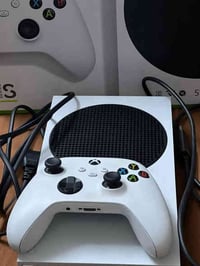 شباب جهاز اكس بوكس سيريس نظافه ٩٩٪؜. استخدام. قليل.  جداً شهر او اقل. ...