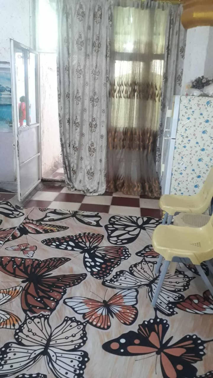 السلام عليكم عندي دار للبيع المساحه الكليه 110 متر طابو زراعي سند 25 تحويل مباشر باسم المشتري متوفره كل الخدمات الورديه سيف سعد قرب مقابيل العلوه المخضر السعر 35 وبي مجال الاستفسار مراجعه مكتب عقارات الحسام اتصل على رقم الهاتف ***********+*********** اخوكم ابو مومل
