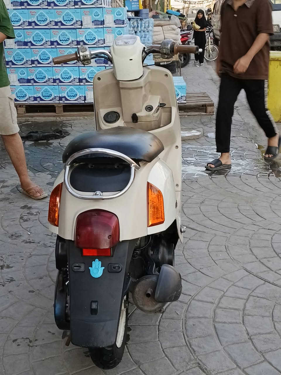 سلام عليكم بوليس  كريمي كابريتر مكينه مكفوله من لفتح  عده هاي لطخه لبلبجم ومصلحه  كابريتر بلادي شلعه ومعدل شرط ترايك 120 كهربائيات شغاله مكاني بغداد لمعامل لسعر ٨٠٠ وبيها مجال قليل.          ***********
