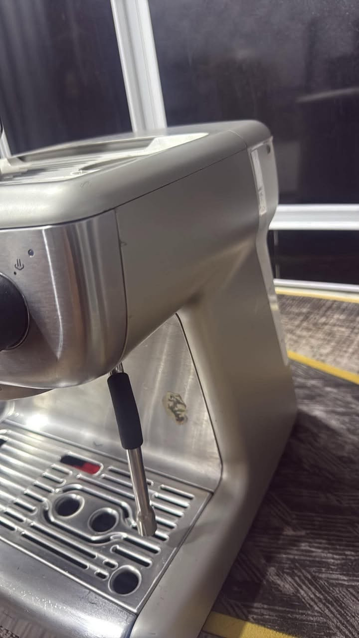 سلام عليكم 
Breville barista max
58mm
نظافة 90‎%‎ استخدام شخصي
ضررها فقط قاعدة الهبر مال المطحنه مكسور يحتاج تبديل

ملحقاتها :

بورتفلتر مكشوف 
بورتفلتر مصبين 
تامبر كبس نوع ثقيل 
باك سكرين


**إذا كنت صاحب هذا الإعلان وتريد حذفه لأي سبب، رجاءا أرسل رسالة إلى الدعم الفني**