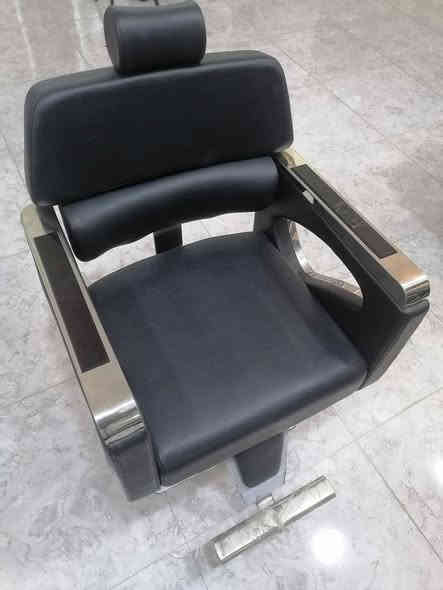 كراسي عدد 5 
ميزمرايه يحتوي شاشه بلازمه عدد 3
ميز مرايه مقوس عدد 3 
مغسله شعر عدد 1
كرسي بدكير مساج ابو الدوش كهربائي عدد 1
ستول مع ستيج كهربائي بالكامل ويتحول كرسي تحكم كونترول عدد 1
فاترينات تعاليك عدد 2 كلهن براندات مهتم يتصل 
***********
‏‪0773 374 3476‬‏
