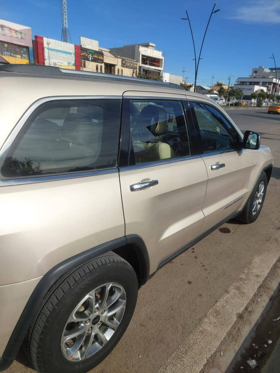 ا(Jeep) موديل 2014 سياره نظيفه بدون حادث بس بيه رصعه صغيرة بالصندوك بدون قطره صبغ بطاقة بانزين سنويه بأسمي السعر 215 وبيه مجال للشراي ***********
