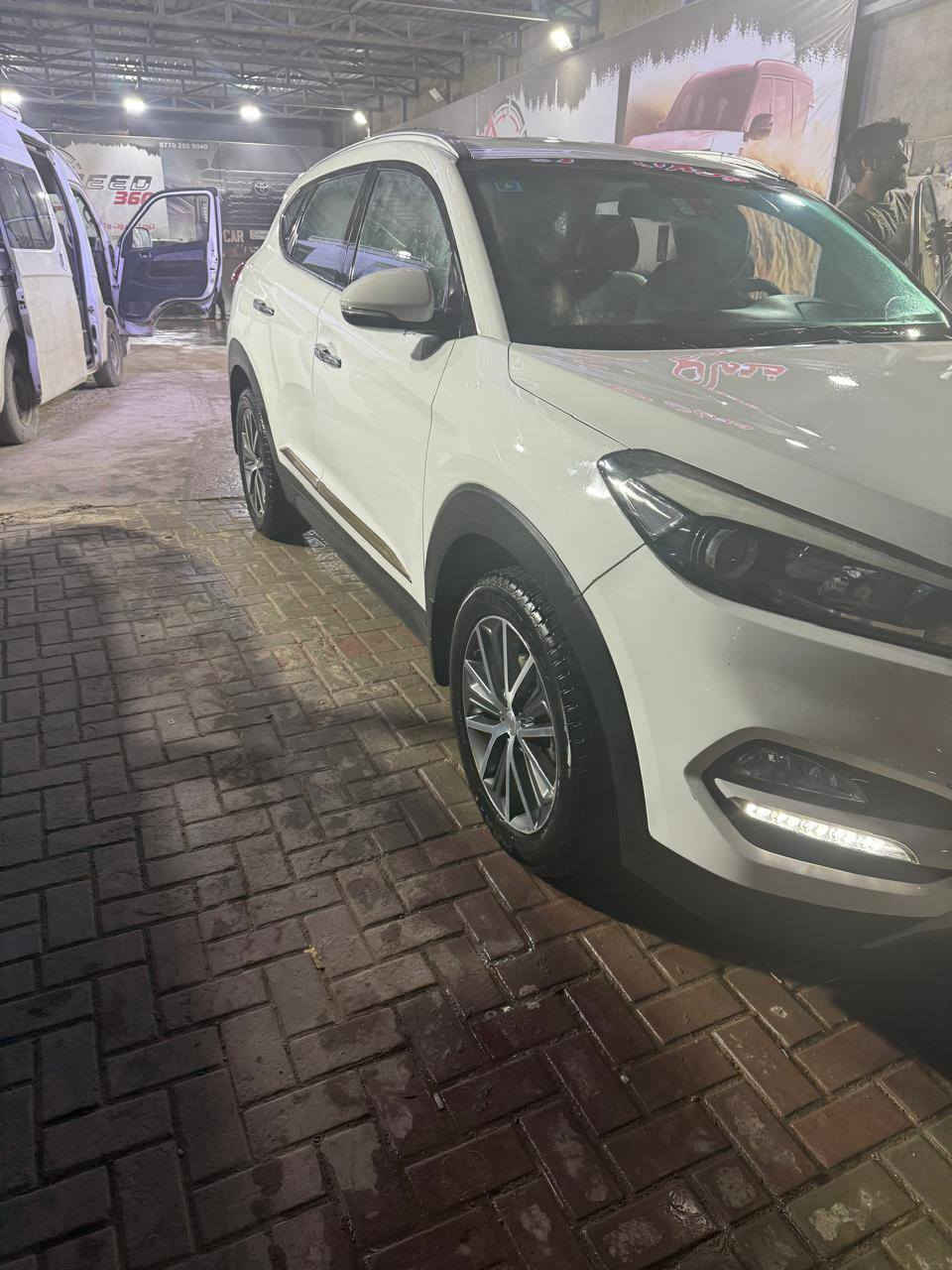 السلام عليكم توسان 2016  خليجي لون ابيض رقم بغداد بأسمي ماشية 132 الف بيهة البنيد تبديل سيارة جاهزة من كل النواحي السعر 162ورقة
***********
