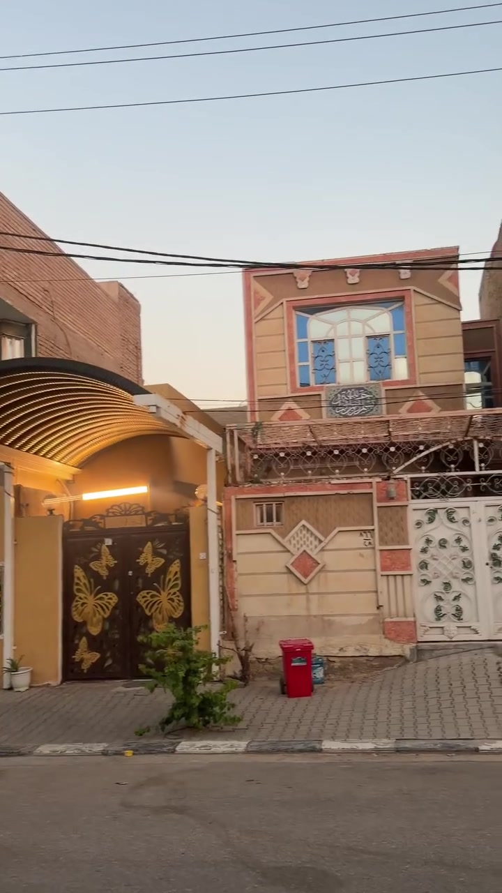 بيت للبيع حي السلام مساحه 100 م طابق ونص صب شارع 

20 م يتكون من غرف نوم وصاله ومطبخ واستقبال وصحيات موقع 

الدار قرب شارع المستوصف للاستفسار يرجى الاتصال 

سيد قحطان الغرابي ***********

سيد اكرم ***********
