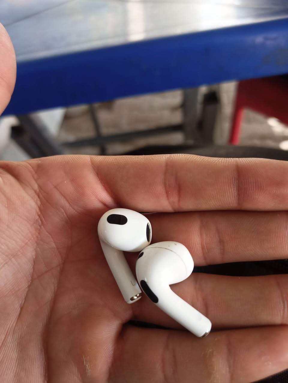 السعر 160 الف
مكاني بغداد كرادة 
عندي توصيل ... واذا مو اصلية ترجع  

تدعم خاصية ال special audio 
و apple find my 
مقاومة للماء والتعرق 

تاخذها وتفحصها اذا مو اصلية اني انطيك فلوس

واتساب 
***********
