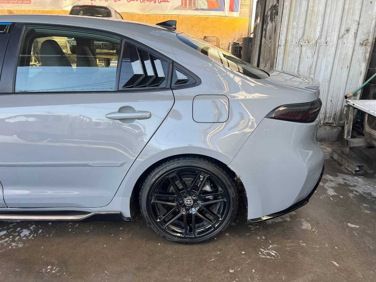 تويوتا كورولا 2022 Apex - مواصفات خاصة 🏁
للراغبين بالتميز والأداء الرياضي، سيارة تويوتا كورولا موديل 2022 فئة Apex (وارد أمريكي) بمواصفات استثنائية ولون مميز.

🔹 التفاصيل والترقيم:

• الرقم: بغداد (رقم معوقين - باسم أخي).

• الحالة القانونية: متبقي 3 سنوات فقط لتصبح حرة بالكامل.

• الضمانات: تتوفر كافة الضمانات القانونية اللازمة للمشتري.

🔹 المواصفات الفنية والجمالية:

• المحرك: 2.0 L تنفس طبيعي (نشاط واقتصادية).

• اللون: سموك (رصاصي اسمنتي) مع قمارة سوداء بلادي.

• المسافة المقطوعة: 63 ألف كم فقط.

• الإضافات الرياضية: تزويد Apex بلادي، ويل حجم 19 مميز، شفتات سرعة بالمقود.

• التكنولوجيا: شاشة وسطية (Apple CarPlay)، نظام صوتي 6 سماعات، أوامر صوتية.

• الأمان والقيادة: مثبت سرعة، تحديد مسار، تحكم مقود جهتين، نظام Auto Hold، مصابيح LED أمامية وخلفية.

🔹 حالة الهيكل والميكانيك:

• الصبغ: 3 قطع (بونيد + جاملغ أيمن + جاملغ أيسر).

• الضرر البسيط: وجود بارد بسيط جداً أسفل الباب الخلفي الأيمن.

• الميكانيك: تم استبدال الكير وهو الآن بحالة ممتازة جداً وجاهزة للاستخدام.

💰 خيارات الشراء (مرونة في الدفع):

1. النقد (كاش): 150 ورقة ($15,000).

2. الأقساط: المجموع 188 ورقة، وتفصيلها كالتالي:

• مقدمة: 80 ورقة.

• المتبقي (108 ورقة): تسدد على شكل دفعات شهرية (3 ورقات شهرياً) لمدة 3 سنوات.

📍 الموقع: بغداد - منطقة البلديات.

📞 للتواصل والاستفسار: ***********
