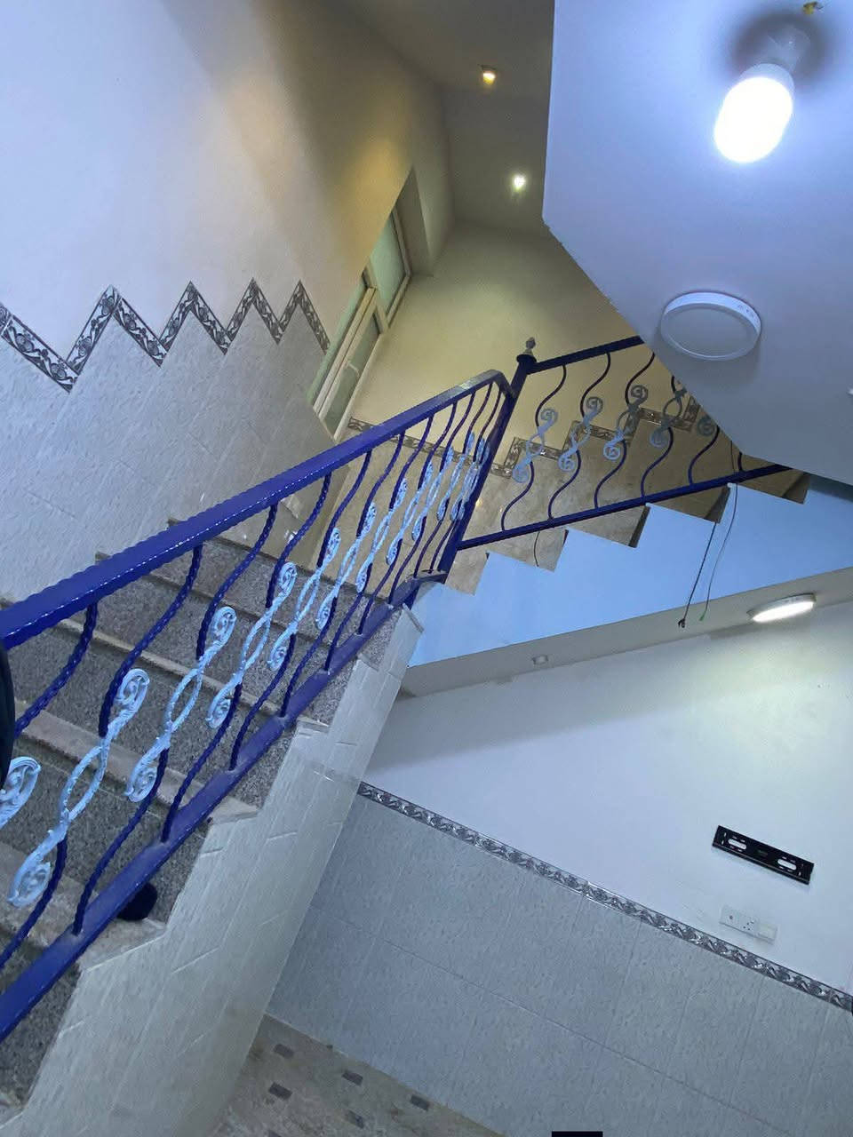 دار للايجار 
100 م طابقين الايجار 400
نجف حي الوفاء قرب منطقة الاساتذه مقابيل جزيره يحتوي. ع 3 غرف نوم وصالتين وستقبال ومطبخ وصحيات
***********
