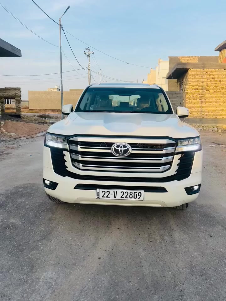 السلام عليكم لبيع لاندكروز موديل 2022السيارع ساز ام الضمان تلاث شاشات السياره فول لفول السياره جديد حيل ماشيه 90 السياره 6سلندر 4000تنفس طبيعي مكينه كير كفاله والسياره كفاله عده أصبعين تكحيل والباقي كفاله رقم هزه سنويه جديد بسمي تحويل وكاله حاضر اني والسياره لتعجبه بخدمته ولماتعجبه يذكره بكلام طيب مثله. 🤍

السعر 630وبيها مجال لطيبين 
***********
