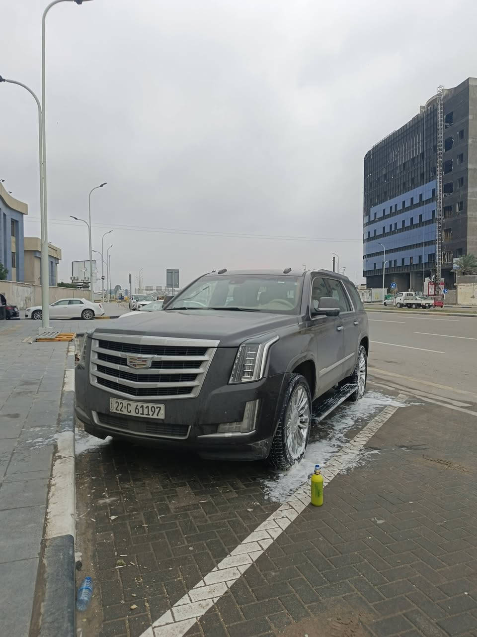 سلام عليكم كاديلاك اسكاليد بلاتينيوم اعلى فئه ب الكاديلاك 2018 سياره كفاله من صبغ بيها ثنين pdr  وتكحيلات بسيطه سياره جديده ما شاء الله ماشيه 170 الف بيها ppf ضمان عشر سنين ما صارلي شهر من شديته سياره شرط كير ومكينه جدد يعني ما ملعوب بيهن سياره غراض وكاله كلها موجودة سياره v8 6,2   حصان 420 دفع رباعي وخلفي كراسي vip بيها 4 شاشات 3 خلفيه ووحده بل امام كراسي مساج وتبريد هيتر كراسي خزن ميموري وشاشه دجتل سياره فوللل للاستفسار ع هذا رقم *********** سعر 350 وبيها مجال
