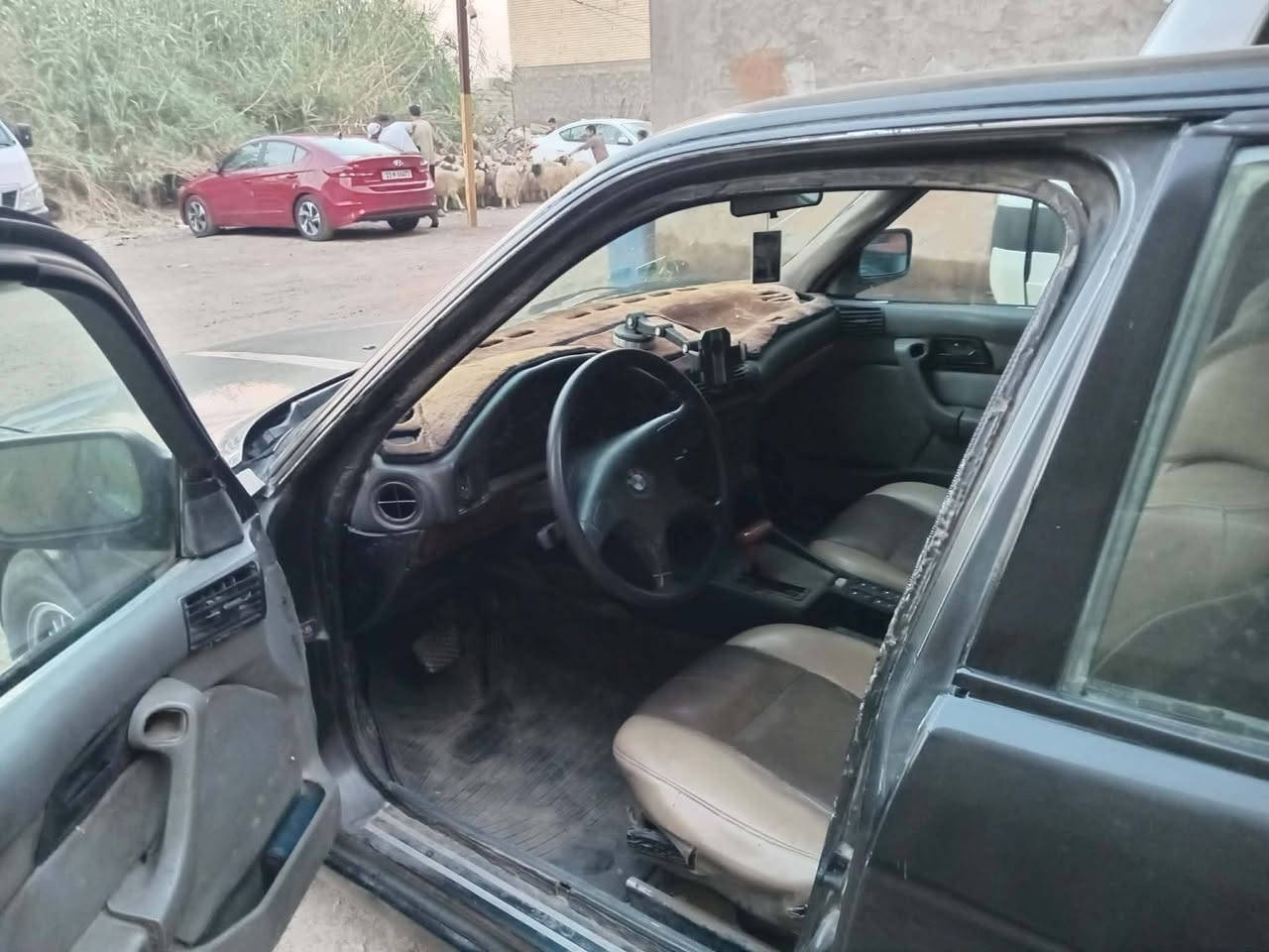 السلام عليكم 535 اصل رقم بغداد موديل 92 للبيع حدادية تعبانه بطاينها موحلوة كشنات نظاف كهربائي بيها نواقص تبريد عاطل السعر 33 وبيها مجال قليل للاتصال علئ رقم *********** للبيع فقط
